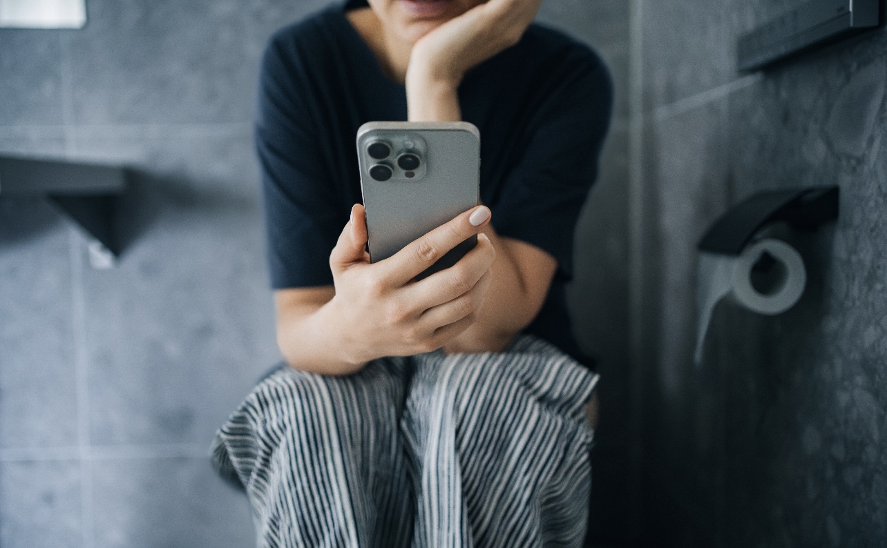 Using Your Phone While You Poop Greatly Raises Hemorrhoid Risk, New Study Says